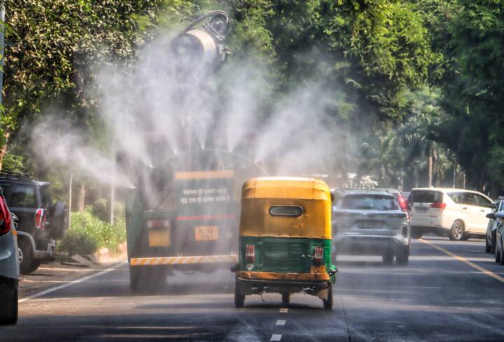 हालांकि, दिन के समय अच्छी धूप भी देखने को मिलती है और सुबह-शाम की ठंड लोगों को काफी अच्छी लग रही है. दिल्ली में आज मौसम साफ रह सकता है, लेकिन कुछ जगहों पर हल्के बादल छाए रह सकते हैं.