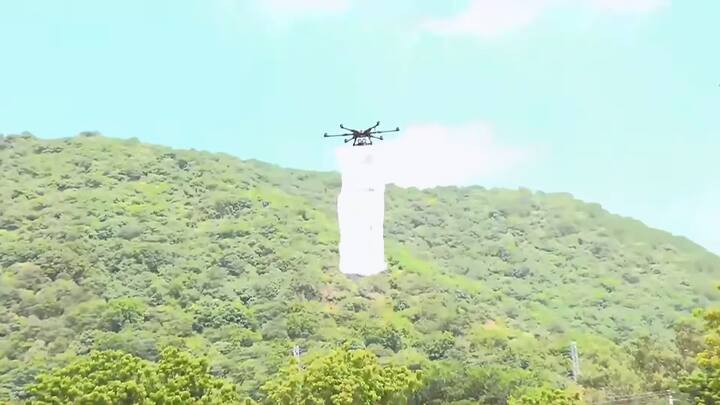 అమరావతి డ్రోన్ సమ్మిట్ 2024కు సంబంధించిన పోస్టర్ను డ్రోన్తో ప్రదర్శించి ఆశ్చర్యపరిచారు.