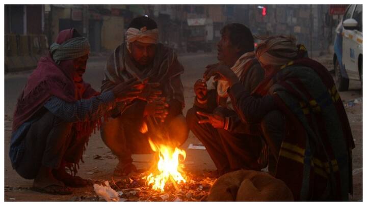 उत्तर भारत में सुबह-शाम गुलाबी ठंड ने दस्तक दे दी है. बंगाल की खाड़ी में बने निम्न दबाव के क्षेत्र की वजह से कई राज्यों में बारिश हो सकती है.