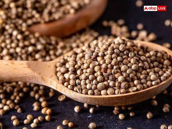 धनतेरस के शुभ दिन पर साबुत धनिया जरूर खरीदें. आप 10 रुपये के धनिया का एक छोटा पैकेट खरीद कर इसे पूजाघर में रख सकते हैं. दिवाली के दिन मां लक्ष्मी के समक्ष धनिया रखकर पूजा करें और अगले दिन किसी गमले में डाल दें.