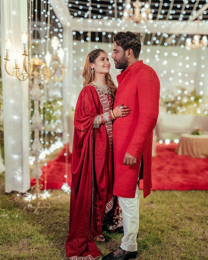 आरती सिंह ने अपने पहले करवाचौथ से कई तस्वीरें अपने इंस्टाग्राम अकाउंट पर शेयर की हैं. जिसमें वो अपने पति और फैमिली के साथ दिखी.