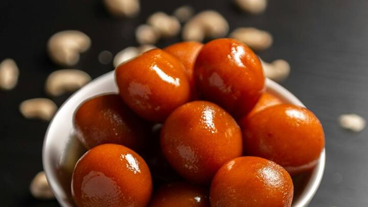 இப்போது, அடுப்பில் கடாயில் எண்ணெய் ஊற்றவும். எண்ணெய் நன்றாக சூடாவதற்குள் குலாப் ஜாமூன்களை சிறிய உருண்டைகளாக தயாரிக்கவும். எண்ணெய் சூடானதும், உருண்டைகளை அதில் போட்டு பொரித்து எடுக்கவும்.கொஞ்சம் சூடு ஆறியதும் ஜாமூன் உருண்டைகளை சர்க்கரை பாகில் சேர்த்து 1-2 மணிநேரம் ஊற வைத்து எடுத்தால் சுவையான கேரட் குலாப் ஜாமுன் தயார்.