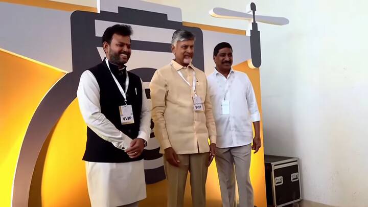 డ్రోన్ సమ్మిట్ వద్ద ఏర్పాటు చేసిన స్టాండ్ వద్ద చంద్రబాబు ఫొటోను క్షణాల్లో తీసి ఆశ్చర్యపరిచారు.