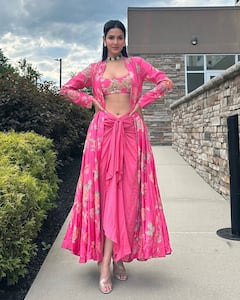 Sonal Chauhan: పోత పోసినట్టు అలా ఉందేంట్రా బాబూ... పింక్ డ్రస్‌లో ప్రెట్టీ సోనాల్ చౌహన్