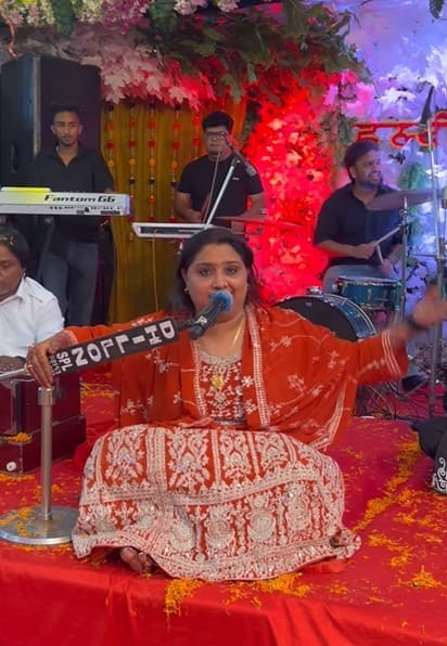 ਦੱਸ ਦੇਈਏ ਕਿ ਕਲਾਕਾਰ ਵੱਲ਼ੋਂ ਖੁਦ ਫਿਲਮੀ ਹਸਤੀਆਂ ਦੇ ਘਰ ਪਹੁੰਚ ਵਿਆਹ ਦੇ ਕਾਰਡ ਦਿੱਤੇ ਗਏ ਸੀ। ਜਿਸ ਵਿੱਚ ਕਈ ਸੋਸ਼ਲ ਮੀਡੀਆ ਹਸਤੀਆਂ ਵੀ ਸ਼ਾਮਲ ਸਨ।