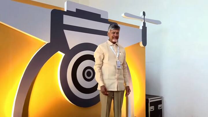 అక్కడి నుంచి సభా ప్రాంగణానికి చేరుకున్న చంద్రబాబుకు మరో సర్ప్రైజ్ చేశారు.