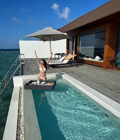 Amyra Dastur Photos: బికినిలో అమైరా దస్తూర్ బోల్డ్ ఫోటోలు... మాల్దీవ్స్ వెళ్తే మరి తప్పదుగా!