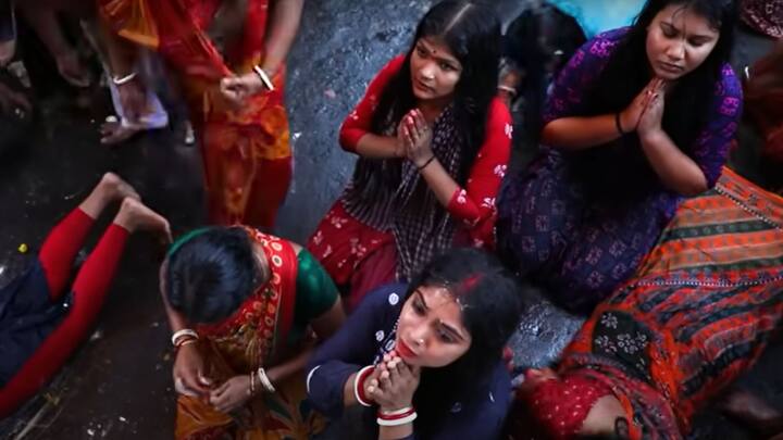 তখন থেকেই এই পুজোর শুরু। ঠিক লক্ষ্মীপুজোর দিন, একটা কাঠামোর ওপরে, চাকা দেওয়া একটা ট্রলি তৈরি করেন। সেই ট্রলিতে মা-কে দাঁড় করানো হয়। সেরকম লক্ষ্মীপুজোর দিন কাঠামোর পুজো হয় এখানে।