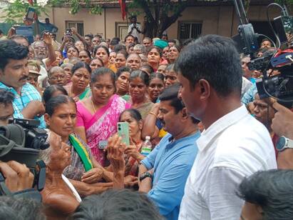 karur Naam Tamilar Party coordinator Seeman கருணாநிதி பேரன் என்பதை தவிர உதயநிதிக்கு என்ன தகுதி உள்ளது? - சீமான்