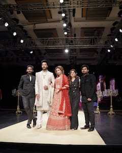 पति विक्की जैन का हाथ थामकर रैंप पर उतरीं अंकिता लोखंड़े, दुल्हन के लिबास में लगीं बेहद खूबसूरत, देखें तस्वीरें