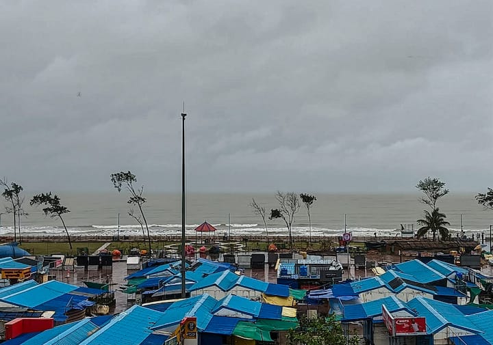 মৌসম ভবনের তরফে বলা হয়েছে,  সর্বোচ্চ গতিবেগ থাকতে পারে ঘণ্টায় ১২০ থেকে ১৩৫ কিলোমিটার।