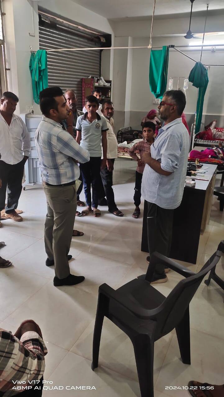 ग्रेड द्वितीय नर्सिंग अधिकारी मोहम्मद इलियास घर पर अवैध रूप से प्रैक्टिस करते हुए पकड़े गये. मोहम्मद इलियास सैटलाइट अस्पताल मथानिया में कार्यरत हैं. शिकायत मिली थी कि नर्सिंग अधिकारी मोहम्मद इलियास घर पर अवैध रूप से प्रैक्टिस कर रहे हैं.