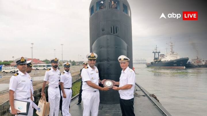 रूस की सब्मरीन उफा मंगलवार (22 अक्टूबर, 2024) को कोच्चि बंदरगाह पहुंच गई, जहां भारतीय नौसेना के अफसरों ने इसका स्वागत किया. पीआरओ डिफेंस कोच्चि ने इसकी तस्वीरें भी शेयर कीं.