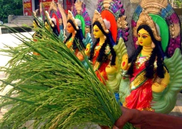 সবচেয়ে গুরুত্বপূর্ণ বিষয় হল রাহু কাল, শুভ সময়কে অশুভ সময় হিসেবে দেখা উচিত নয়। সূর্যাস্তের ২ ঘন্টা এবং ২৪ মিনিটের মধ্যে যে কোনও সময় লক্ষ্মীপুজো করা যেতে পারে।