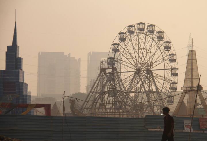 मौसम विभाग के अनुसार, आने वाले दो तीन दिनों तक दिल्ली के मौसम में बदलाव देखने को नहीं मिलेगा.
