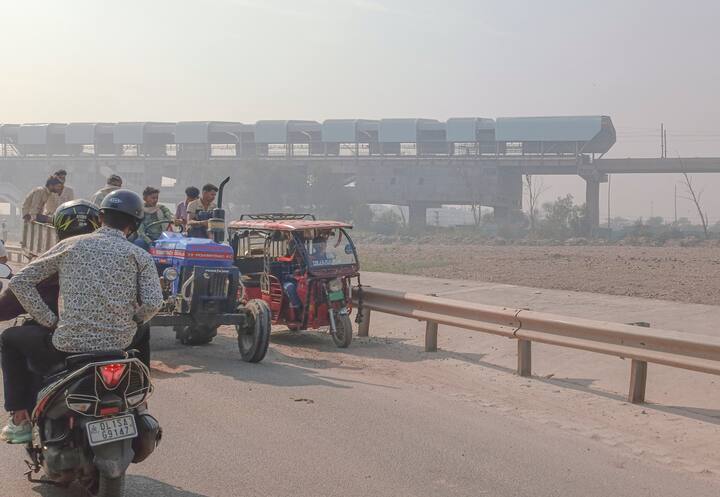 मौसम वैज्ञानिकों के मुताबिक दिल्ली में फिलहाल कोहरा नवंबर के बीच या नवंबर के अंत तक देखने के लिए मिल सकता है. अभी ठंडी हवाओं की वजह से अधिकतम तापमान में गिरावट होनी शुरू हुई है.