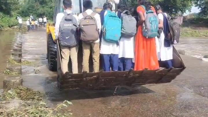 नाशिकच्या चांदवड तालुक्यात गेल्या चार दिवसांपासून परतीच्या पावसाने धुमाकूळ घातला आहे. चांदवड शहर व परिसरात मुसळधार पाऊस झाल्याने चार दिवसांत गोई नदीला तिसऱ्यांदा पूर आला.