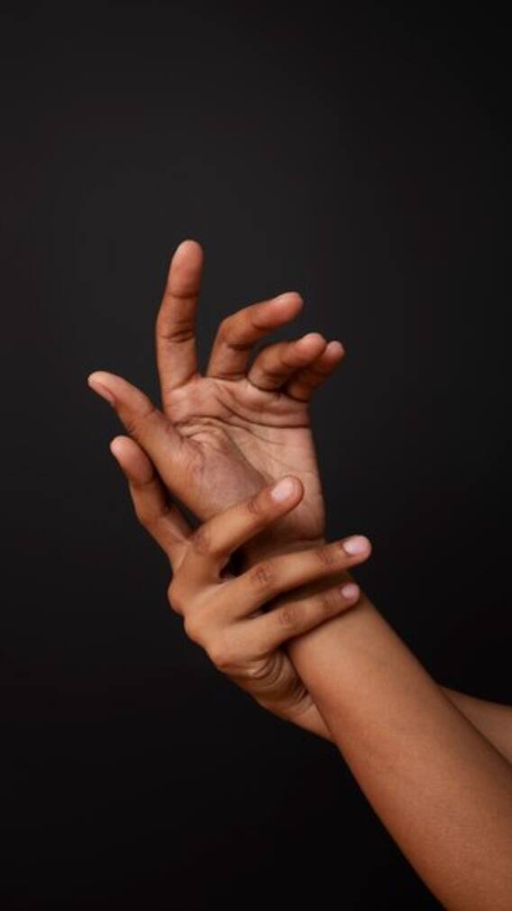 हाथ सीधा करने पर क्यों कांपने लगती हैं उंगलियां?