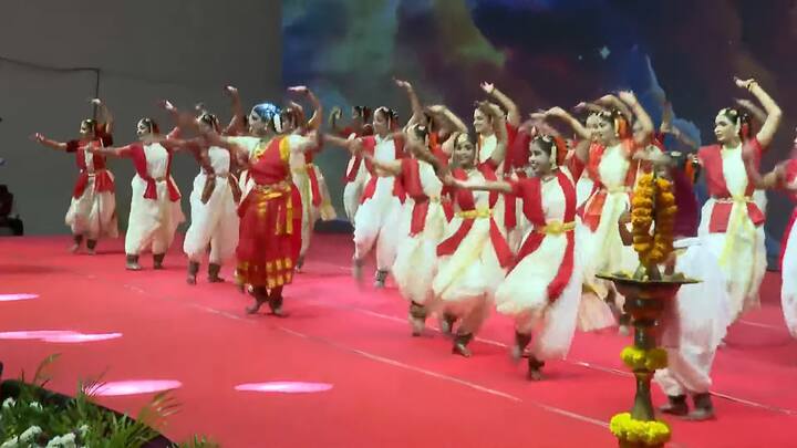 మానస మృత్య బృందం చేసిన భైరవీ నృత్య రూపకంతో కార్యక్రమం ప్రారంభమైంది.