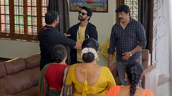 మరోవైపు చక్రవర్తి..తన కొడుకుగా పెరుగుతున్న మహదేవయ్య కొడుకు సంజయ్ ని తీసుకొస్తాడు. చదువు అయిపోయింది జాబ్ వచ్చేసింది..పెళ్లి అంటే వద్దంటున్నాడు అందుకే అన్నయ్య దగ్గర వదిలేసేందుకు వచ్చాను అప్పుడైనా మారుతాడని అంటాడు చక్రవర్తి.