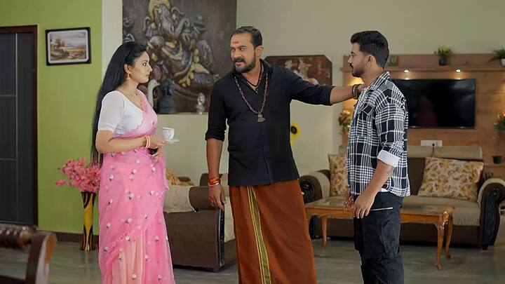 సత్య..మహదేవయ్యకి కాఫీ తీసుకెళితే కొడుకు క్రిష్ కి ఇమ్మంటాడు. నా పేరు నీ గుండెలపై పచ్చబొట్టు వేసుకున్నావ్ రుణం తీర్చుకోలేను బాపు అని క్రిష్ అంటే.. ఈ ప్రేమ ఇలాగే ఉండాలిలా అని డైలాగ్స్ కొడతాడు.. తన రాజకీయ భవిష్యత్ కి అడ్డొచ్చిన నర్సింహని చంపేయమంటాడు. ఈ రాత్రికే జరిగిపోవాలని మహదేవయ్య అంటే ఇలాంటి విషయాల్లో ఆవేశం తగదని సత్య చెప్పింది బాపు అంటాడు.