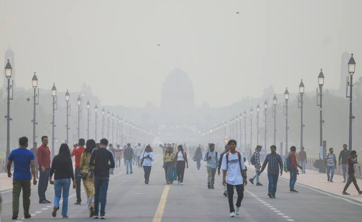 राष्ट्रीय राजधानी दिल्ली में मौसम का मिजाज दिन ब दिन बदलता जा रहा है. यहां हल्की ठंड ने दस्तक दे दी है, जिसकी वजह से लोग शुरुआती ठंड का अहसास कर रहे हैं.