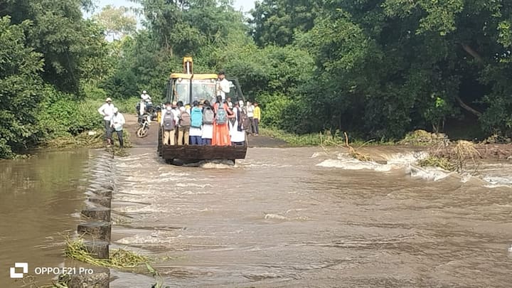 तिसगाव -हिवरखेडे रस्त्यावरील गोई नदीवर असलेल्या फरशी पुलावरून पाणी वाहत असल्याने शाळा, महाविद्यालयात जाणाऱ्या विद्यार्थ्यांना मोठा त्रास सहन करावा लागत आहे.