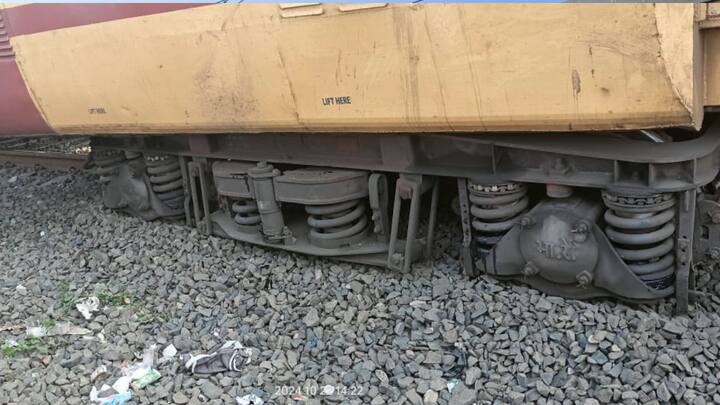 कुर्लाकडे जाणारी  शालिमारकडे एक्सप्रेस नागपुरातून जात असताना कळमना भागातून काही अंतरावर अचानक रेल्वेचे दोन डबे रुळाच्या खाली उतरले.