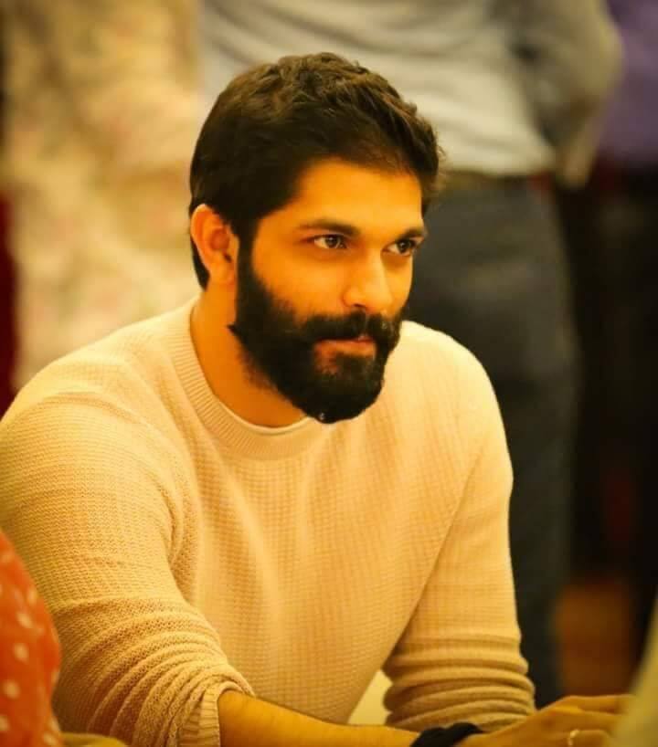 अमित ठाकरे यांच्या उमेदवारीनं शिवसेना आणि शिवसेना उद्धव बाळासाहेब ठाकरे पक्ष माघार घेणार का याच्या चर्चा सुरु झाल्या आहेत. वरळीत आदित्यसाठी मनसे माघार घेणार का हा देखील प्रश्न विचारला जात आहे.