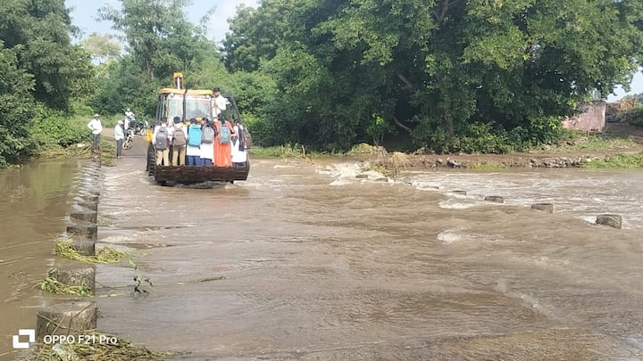मात्र, विकास व विकास हेच लक्ष्य असल्याचे सांगणाऱ्या नेत्यांना काही गावांतील नागरिकांना, विद्यार्थ्यांना होणारा त्रास कधी दिसणार असाच प्रश्न यानिमित्ताने उपस्थित होत आहे.