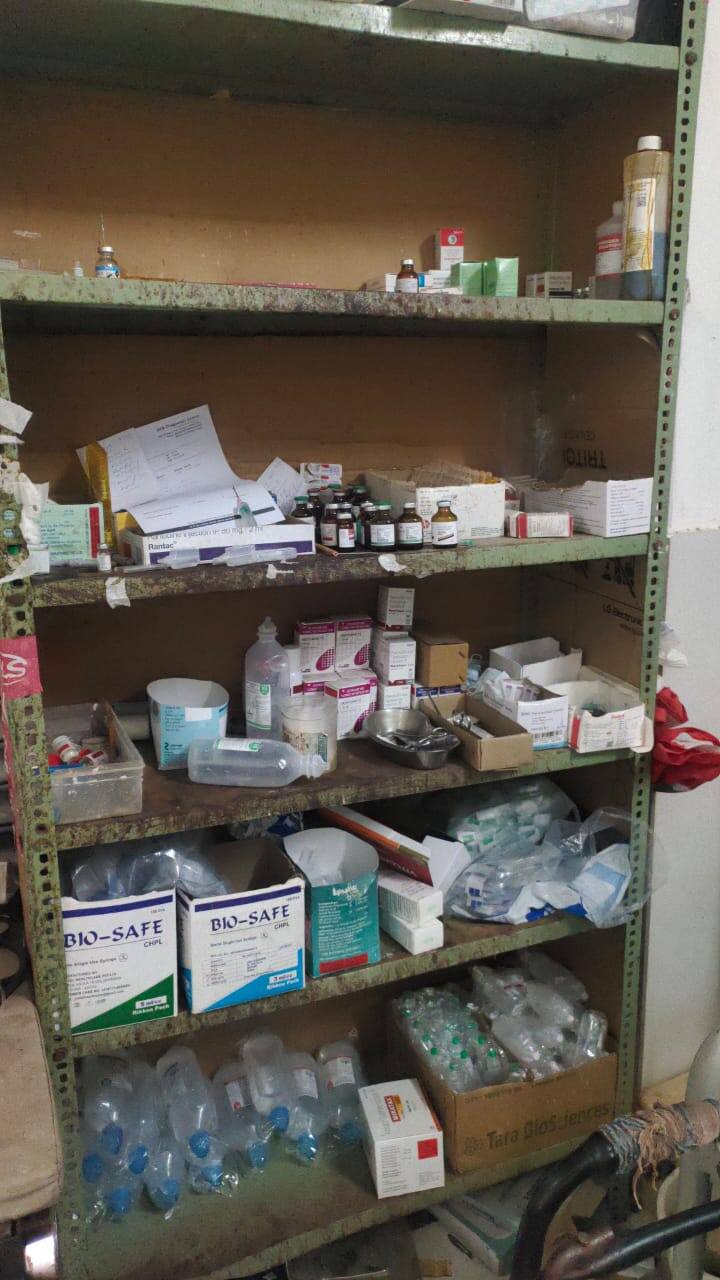 मौके पर पहुंची मेडिकल टीम ने क्लिनिक में नींद, नशे की दवाइयां, सर्जिकल आइटम, यूज्ड इंजेक्शन पाया. क्लीनिक में छह बेड पर मरीजों को ड्रिप भी लगाई जा रही थी. स्वास्थ्य विभाग की टीम ने कार्रवाई करते हुए दवाइयों को जब्त कर लिया.