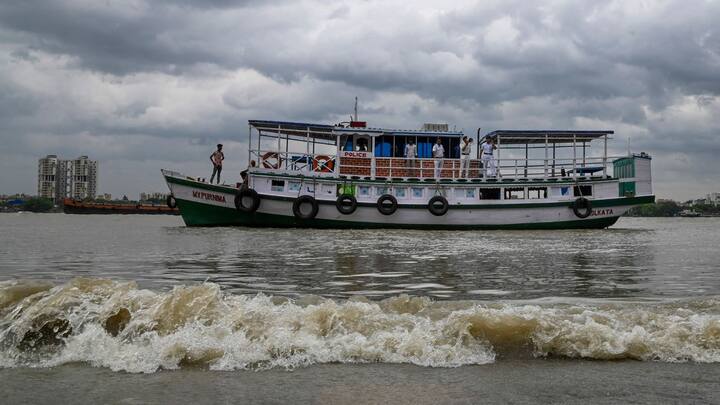 ২৫ অক্টোবর পর্যন্ত সমস্ত হোটেল বুকিং বাতিলের নির্দেশ। বঙ্গের আকাশে ফের দুর্যোগ-শঙ্কা, রাজ্যের ৯ জেলায় ৪দিন স্কুল বন্ধ থাকবে।