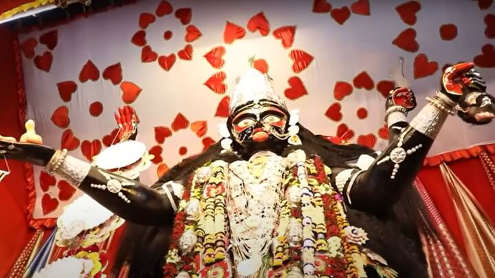 এরপর নৈহাটি ফিরলে, ওঁকে স্বপ্নে দেখা দেন মা। যে, আমাদের বাড়ির পুজোটা বড় করা যেতে পারে। সেটা বড় করা গেলে নৈহাটির বুকে একটা বড় উচ্চতার পুজো হবে। তখন ওঁর মনে হয়, এর উচ্চতা হবে ২২ ফুট এবং ১৪ হাত।