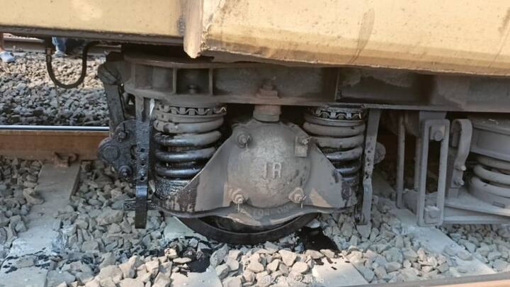 शालिमार एक्सप्रेस दोन डबे रुळावरून खाली उतरले असले तरी यामुळे कोणाला ही दुखापत झालेली नाही.