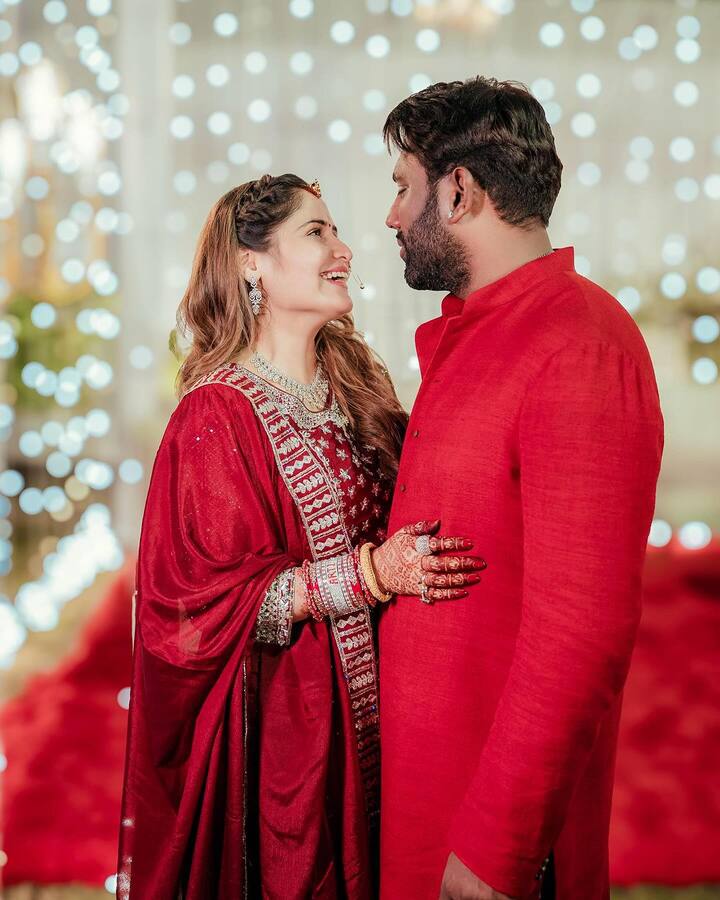 आरती सिंह ने करवाचौथ पर रेड कलर का हैवी सूट कैरी किया था. इसके साथ उन्होंने डायमंड के ज्वेलरी, माथे पर बोरला, हाथों पर पिया के नाम की मेहंदी रचाकर अपना लुक कंपलीट किया.