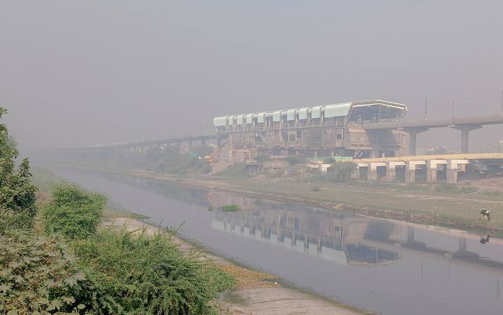 इसके साथ ही दिल्ली में एक्यूआई 200 से 300 के बीच रिकॉर्ड हो रहा है. दिल्ली के 12 इलाके AQI के रेड जोन में हैं.