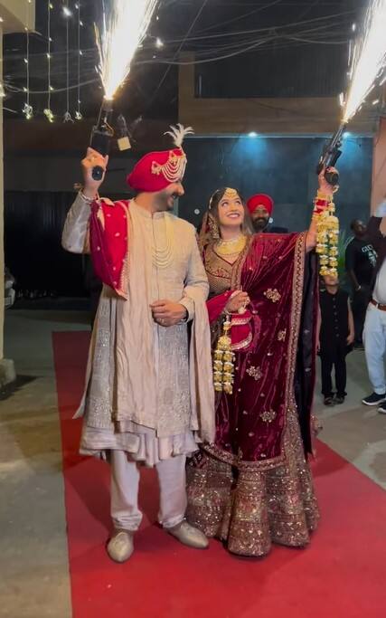 ਇਸ ਵਿਆਹ ‘ਚ ਸੁਲਤਾਨਾ ਨੂਰਾਂ ਅਤੇ ਗੁਰਲੇਜ ਅਖਤਰ ਨੇ ਆਪਣੀ ਪਰਫਾਰਮੈਂਸ ਦੇ ਨਾਲ ਸਮਾਂ ਬੰਨਿਆ। ਇਸ ਤੋਂ ਇਲਾਵਾ ਦੀਪ ਮਠਾਰੂ, ਸੰਦੀਪ ਤੂਰ, ਪ੍ਰਿਆ ਸਣੇ ਕਈ ਸੋਸ਼ਲ ਮੀਡੀਆ ਸਟਾਰ ਵੀ ਇਸ ਵਿਆਹ ਦਾ ਹਿੱਸਾ ਬਣੇ।