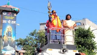 Giriraj Singh recited Hanuman Chalisa on road in Kishanganj got angry on  police officer ann | Bihar News: किशनगंज में पुलिस अधिकारी पर भड़के गिरिराज  सिंह, बीच सड़क पढ़ी हनुमान चालीसा, कहा-