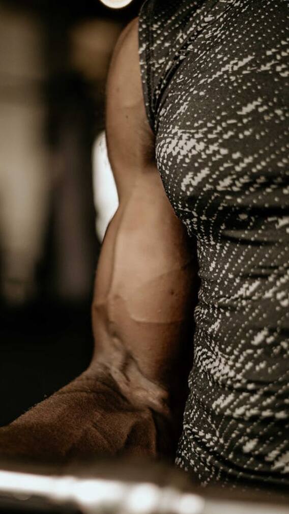 कई लोगों के हाथों में क्यों दिखती हैं नीली नसें?