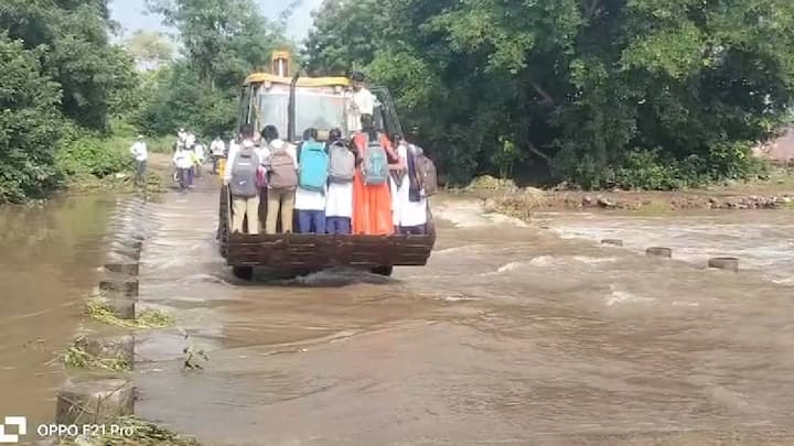 शाळेला जातो आम्ही, पण जीवघेणा प्रवास करून असंच विद्यार्थी म्हणत आहेत, कारण चक्क जेसीबीच्या सहाय्याने विद्यार्थ्यांनी नदी ओलांडून घर गाठलं आहे.
