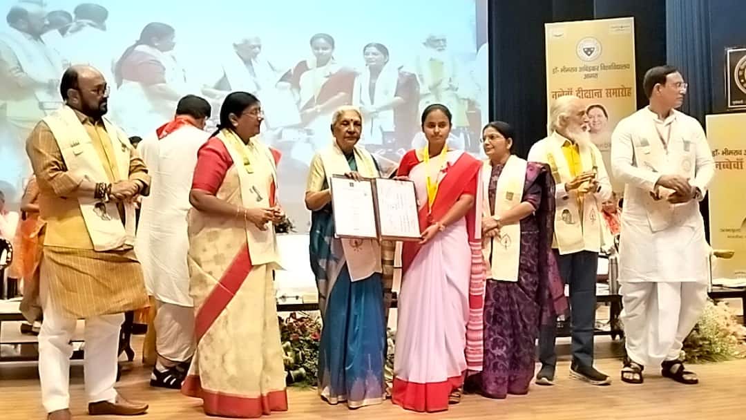 Agra: BBAU का 90वां दीक्षांत समारोह सम्पन्न, पदक पाने में छात्राओं का रहा दबदवा Agra News 90th convocation ceremony of BBAU concluded Governor Anandiben Patel honored students ann Agra: BBAU का 90वां दीक्षांत समारोह सम्पन्न, पदक पाने में छात्राओं का रहा दबदवा