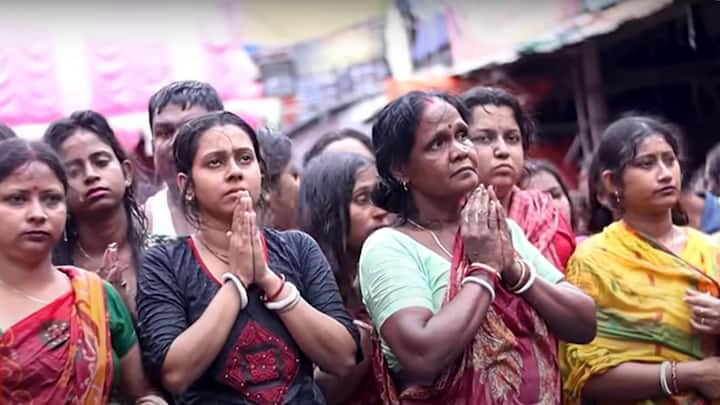 সেদিন থেকেই বাঁশ পড়ে যায় এবং মা-কে তৈরি করা হয়। ২০১২ সালে ওঁর ছেলের হাত থেকে আমাদের হাতে দায়িত্ব আসে। ২০১২ সালের পর থেকে নৈহাটির মানুষ আর বড় কালী বলেননি, বড় মা বলতে শুরু করেন।