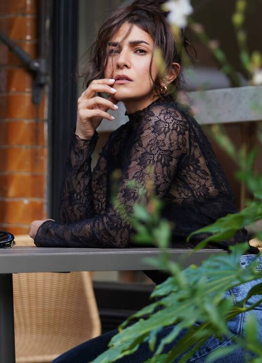 अभिनेत्री बनने के लिए मुंबई जाने से पहले निम्रत ने प्रेस्टिजियस इंस्टीट्यूट दिल्ली पब्लिक स्कूल, नोएडा और श्री राम कॉलेज ऑफ कॉमर्स, दिल्ली यूनिवर्सिटी से पढ़ाई की. निम्रत ने सबसे पहले एक मॉडल के रूप में करियर की शुरुआत की थी और फिर अपनी एक्टिंग स्किल को निखारने के लिए उन्होंने थिएटर भी किया.