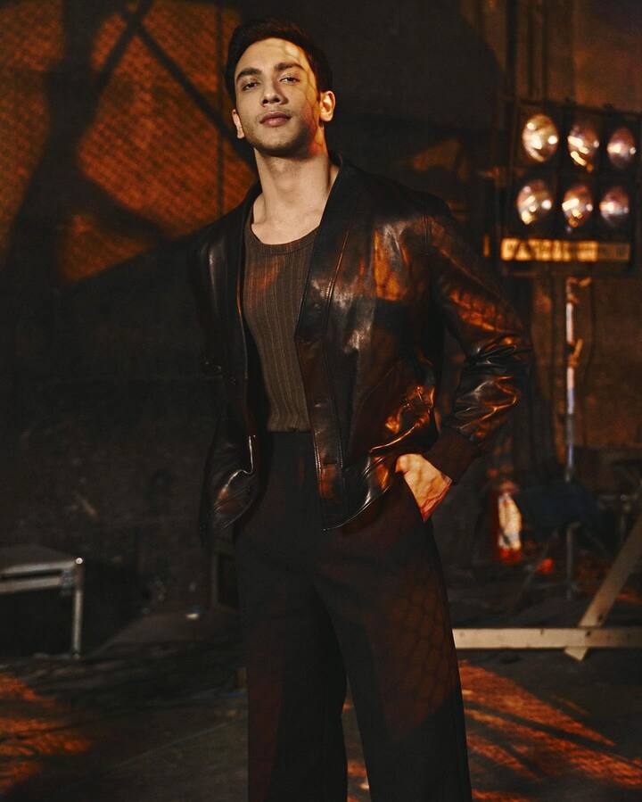 This all-black bold outfit showcased his willingness to experiment with fashion and bring something unique for his fans.