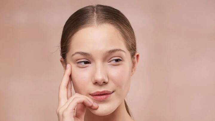 বয়স বাড়ার সঙ্গে সঙ্গে চোখের চারপাশের চামড়া পাতলা হয়ে যায়। হারিয়ে যায় নমনীয়তা। যার ফলে ফুলে যায় চোখের নিচের অংশ। বয়সজনিত কারণে এই সমস্যা হলে তা থেকে মুক্তি পাওয়া মুশকিল।