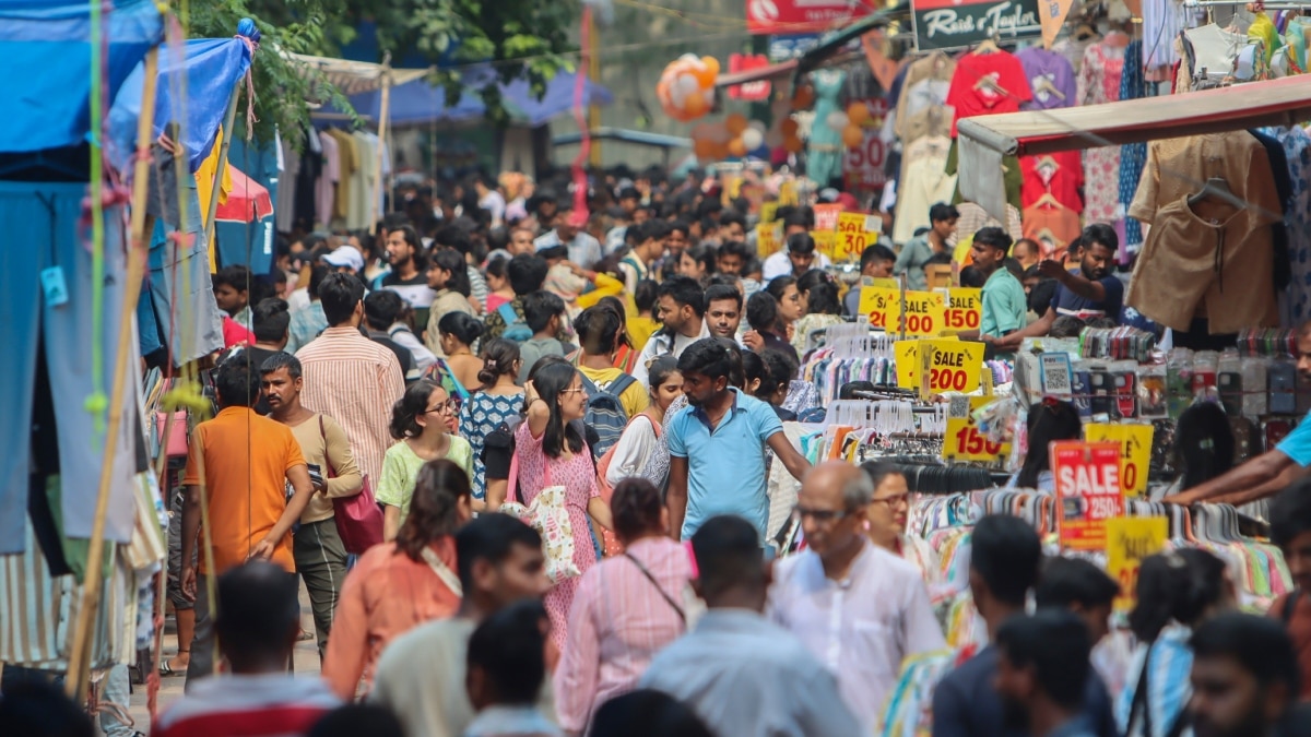 पश्चिम विहार बलास्ट के बाद पूरे दिल्ली में हाई अलर्ट, त्योहार की शॉपिंग के बीच टाइट हुई सिक्टोरिटी