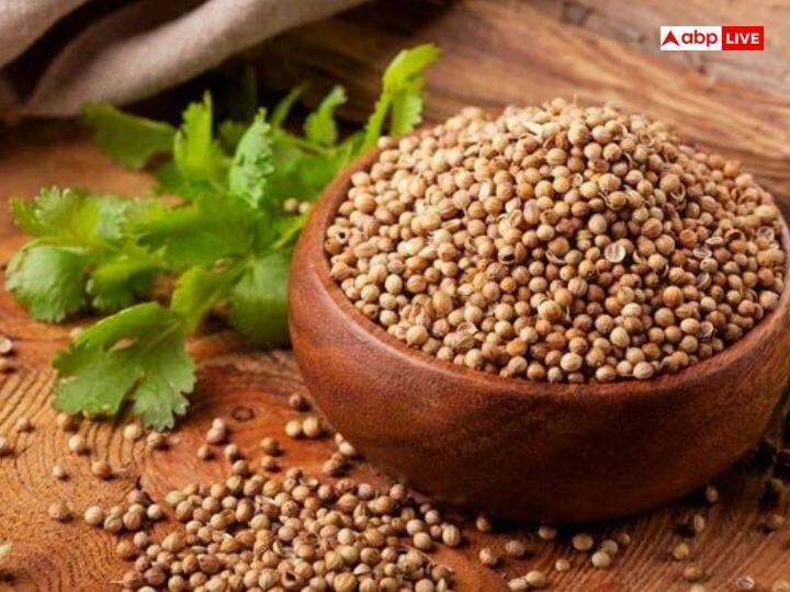 मान्यता है कि साबुत धनिया से जब हरा-भरा पौधा निकलता है तो यह घर पर संपन्नता लाता है. इसे घर की आर्थिक स्थिति के लिए बहुत ही अच्छा माना जाता है और इससे अच्छे आय के संकेत मिलते हैं.