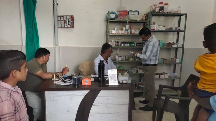 सरकारी कर्मचारी होते हुए भी अवैध रूप से प्रैक्टिस करने पर कठोर विभागीय कार्रवाई की जाएगी. डॉ सांखला ने बताया कि स्वास्थ्य विभाग की कार्रवाई अवैध रूप से मेडिकल प्रैक्टिस करने वालों पर आगे भी जारी रहेगी.