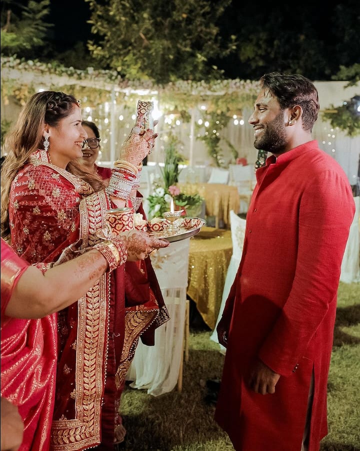 वहीं एक फोटो में आरती सिंह अपना व्रत खोलती भी नजर आई हैं. उन्होंने पहले चांद का दीदार किया, फिर छलनी से अपने पति दीपक का चेहरा देखा.