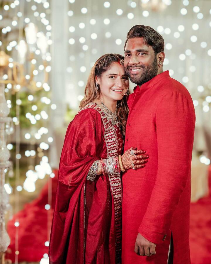 आरती सिंह ने इन तस्वीरों में अपने करवाचौथ के स्पेशल मोमेंट की झलक दिखाई. जिसमें वो कभी पति दीपक चौहान संग रोमांटिक हुई. तो कभी अपना व्रत खोलती नजर आई.